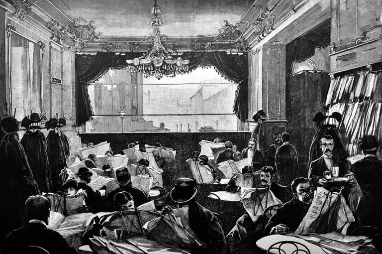 Historische Zeichnung eines belebten Wiener Kaffeehauses mit zahlreichen Männern beim Zeitunglesen; ein Kellner serviert Getränke, im Hintergrund große Fenster mit Blick auf eine Bühne oder Stadtansicht