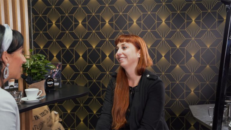 Tamara Nadloph lächelnd und sitzend