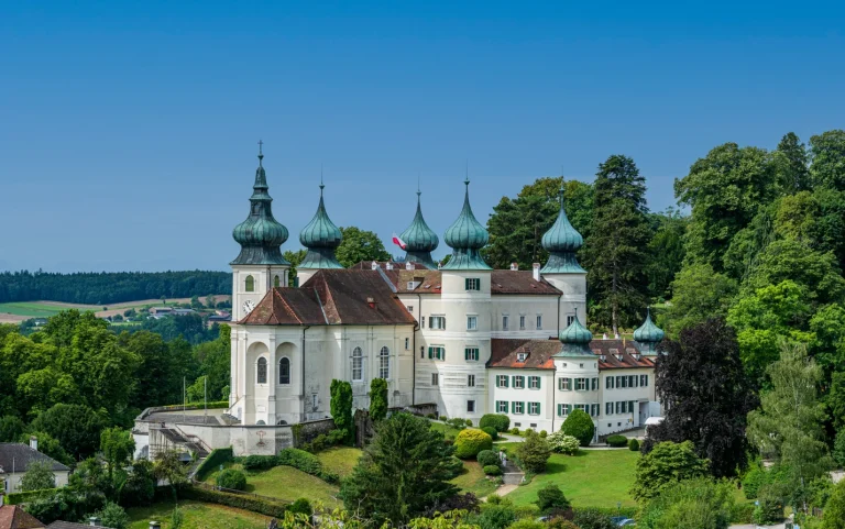 Schloss Artstetten von weiter weg fotografiert.