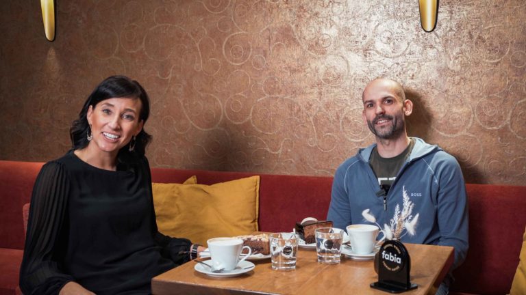 Anna und Florian Wallner im Kaffeehaus Heuschober in Linz bei einem Fabia Kaffeehausgespräch.