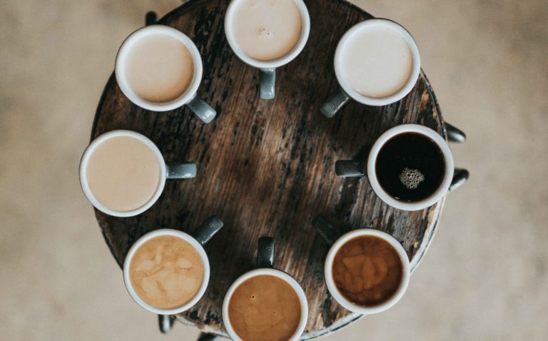 Mehrere Tassen Kaffee von oben fotografiert